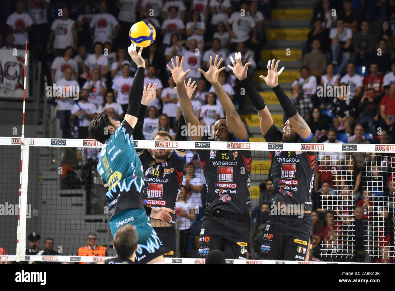 Spike lanza filippo ,sir safety pérouse conad) au cours Cucine Lube Civitanova vs Sir Conad Sécurité Pérouse, Civitanova, Italie, 10 novembre 2019, le volley-ball V Banque D'Images