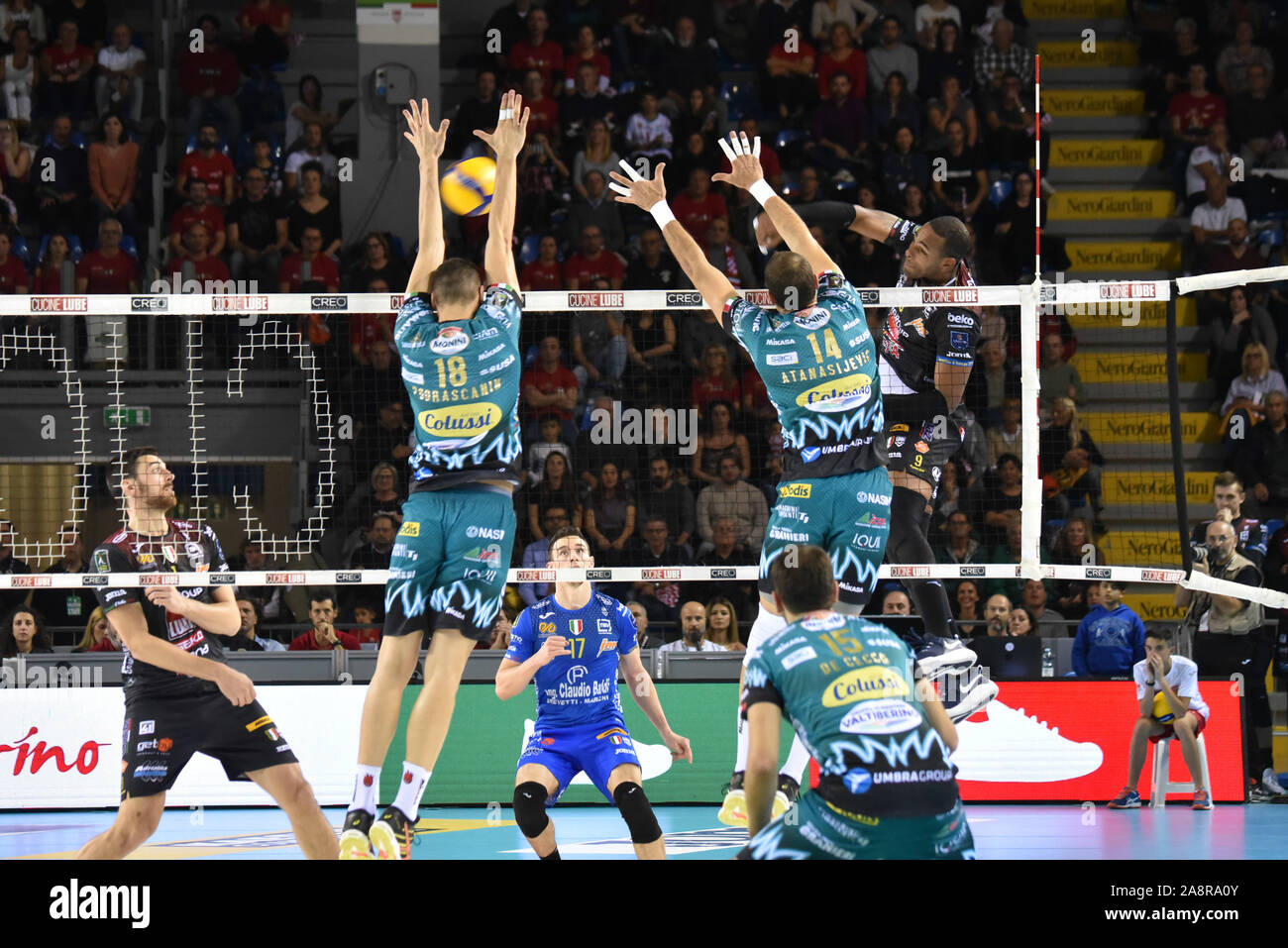 Podrascanin bloc marko ,sir safety pérouse conad) et Aleksandar atanasijevic ,Monsieur conad Pérouse) au cours de la sécurité de lubrification Cucine Civitanova vs Sir Safety Banque D'Images