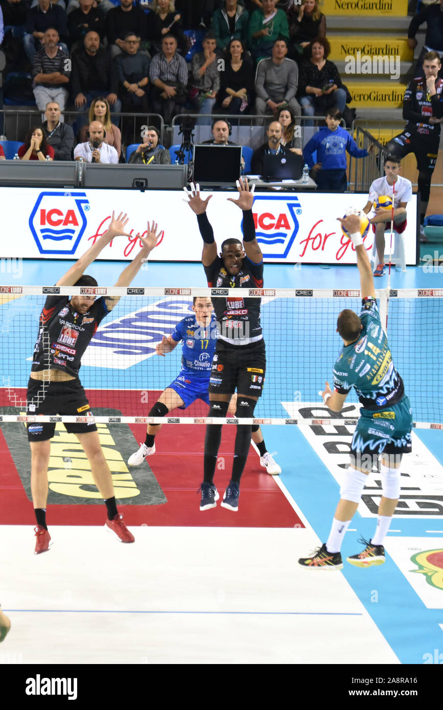 Spike atanasijevic aleksandar ,sir safety pérouse conad) au cours Cucine Lube Civitanova vs Sir Conad Sécurité Pérouse, Civitanova, Italie, 10 novembre 2019, Vo Banque D'Images