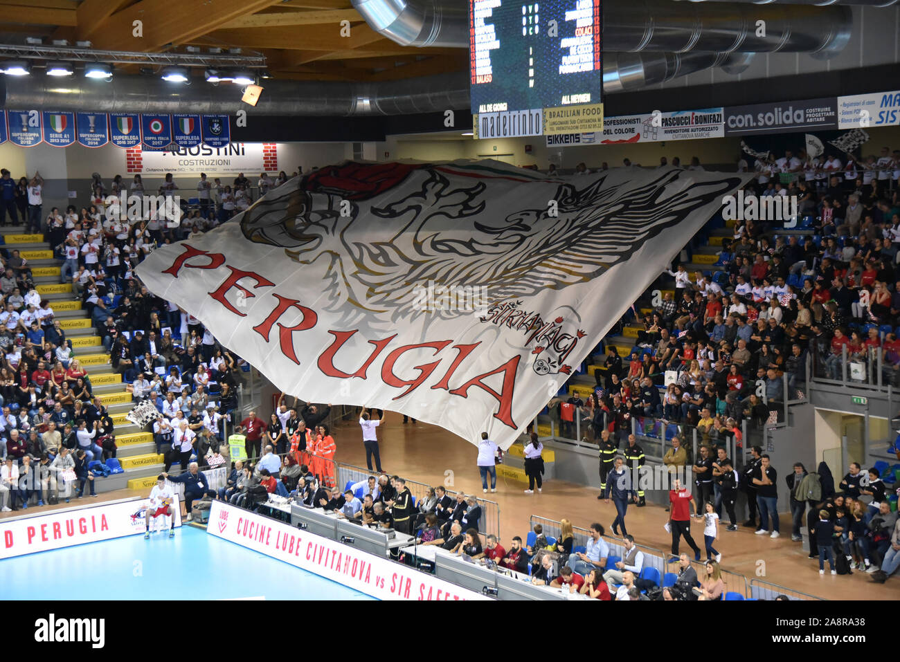 Fans sir safety conad pérouse pendant Cucine Lube Civitanova vs Sir Conad Sécurité Pérouse, Civitanova, Italie, 10 novembre 2019, le volley-ball volley-ball italien Banque D'Images