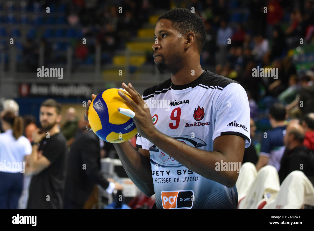 Leon venero wilfredo ,sir safety pérouse conad) au cours Cucine Lube Civitanova vs Sir Conad Sécurité Pérouse, Civitanova, Italie, 10 novembre 2019, le volley-ball Banque D'Images