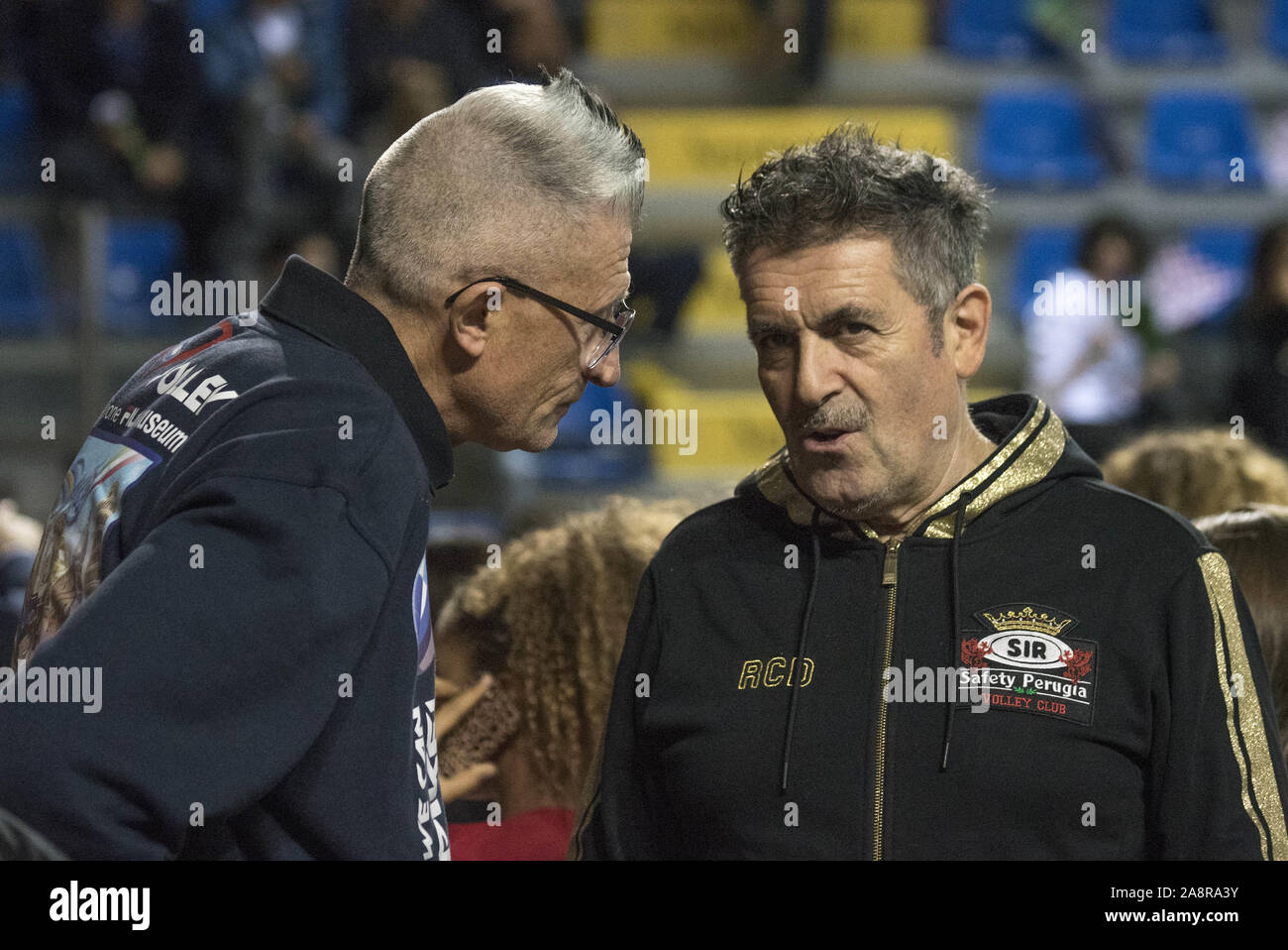 Sirci gino ,presidente sir safety pérouse conad) enrico shohet et andrea ,commentatore rai) prima d'incontro pendant Cucine Lube Civitanova vs Sir Safety Banque D'Images