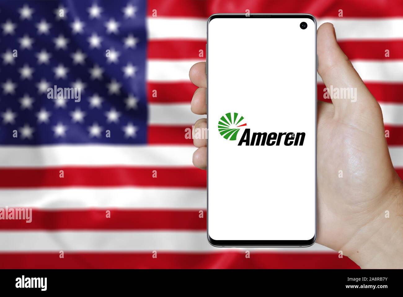 Logo de compagnie publique Ameren Corp affichée sur un smartphone. Pavillon de l'USA historique. Credit : PIXDUCE Banque D'Images