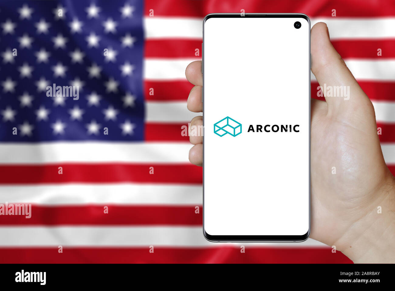 Logo de l'entreprise public Arconic Inc. affiché sur un smartphone. Pavillon de l'USA historique. Credit : PIXDUCE Banque D'Images