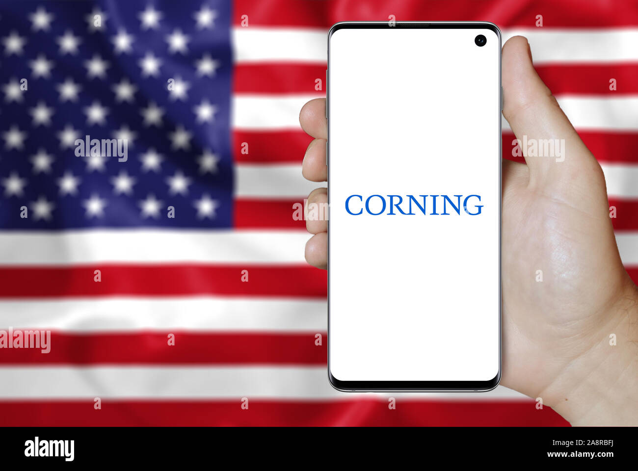 Logo de compagnie publique Corning Inc. affiché sur un smartphone. Pavillon de l'USA historique. Credit : PIXDUCE Banque D'Images