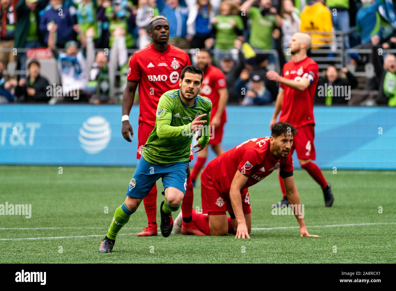 Seattle, USA. 10 Nov, 2019. Victor Rodriguez (8) célèbre après avoir marqué deuxième Seattles et le jeu éventuel but gagnant contre le Toronto FC. Crédit : Ben Nichols/Alamy Live News Banque D'Images