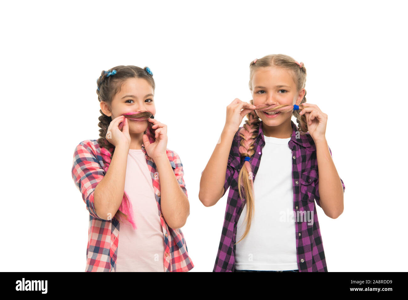 Moustache dont le mieux. Peu de filles portent des coiffures tressées. Heureux les filles ont les cheveux de plaisir. Jolies filles sourire avec drôle d'oeil. Petit in style casual isolé sur blanc. Mode et beauté. Banque D'Images