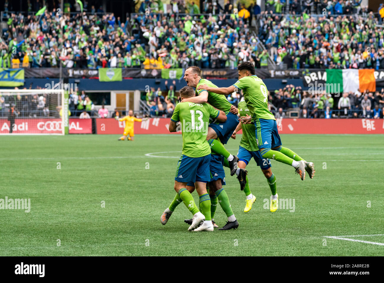 Seattle, USA. 10 Nov, 2019. Kelvin Leerdam (18) et le reste de la célébration après avoir marqué les sondeurs objectif d'ouverture de la finale de la Coupe MLS contre le Toronto FC. Crédit : Ben Nichols/Alamy Live News Banque D'Images