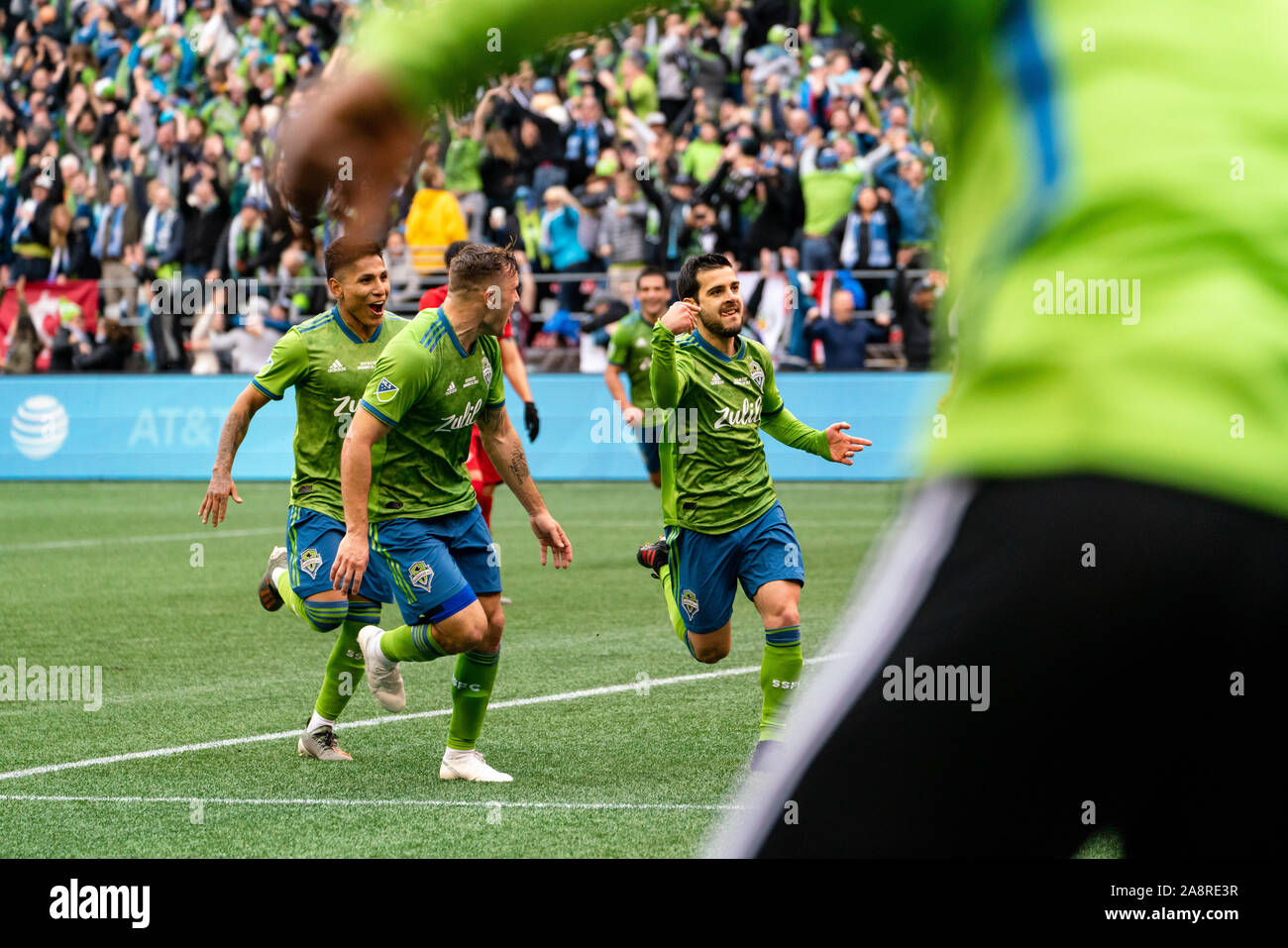 Seattle, USA. 10 Nov, 2019. Victor Rodriguez (8) célèbre après avoir marqué deuxième Seattles et le jeu éventuel but gagnant contre le Toronto FC. Crédit : Ben Nichols/Alamy Live News Banque D'Images
