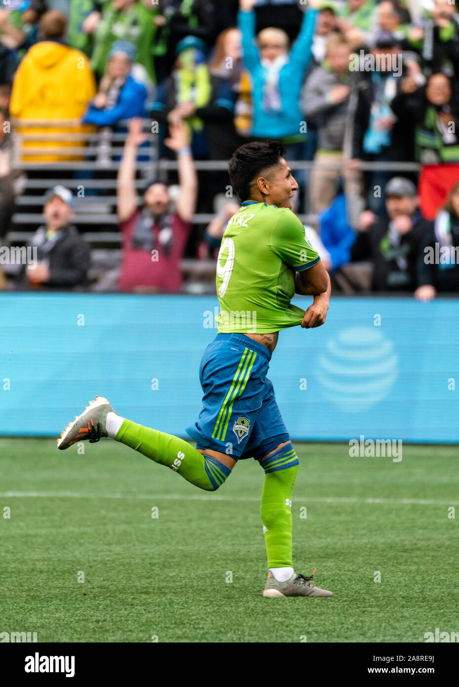 Seattle, USA. 10 Nov, 2019. Raul Ruidiaz (9) célèbre après avoir marqué le troisième but de Seattle le jeu en 90e minute que les sondeurs de navigué passé Toronto pour gagner la Coupe MLS. Crédit : Ben Nichols/Alamy Live News Banque D'Images