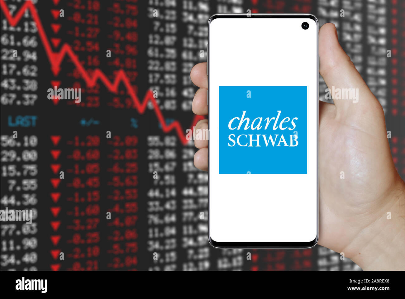 Logo de compagnie publique Charles Schwab Corporation affichée sur un smartphone. Contexte du marché boursier négatif. Credit : PIXDUCE Banque D'Images