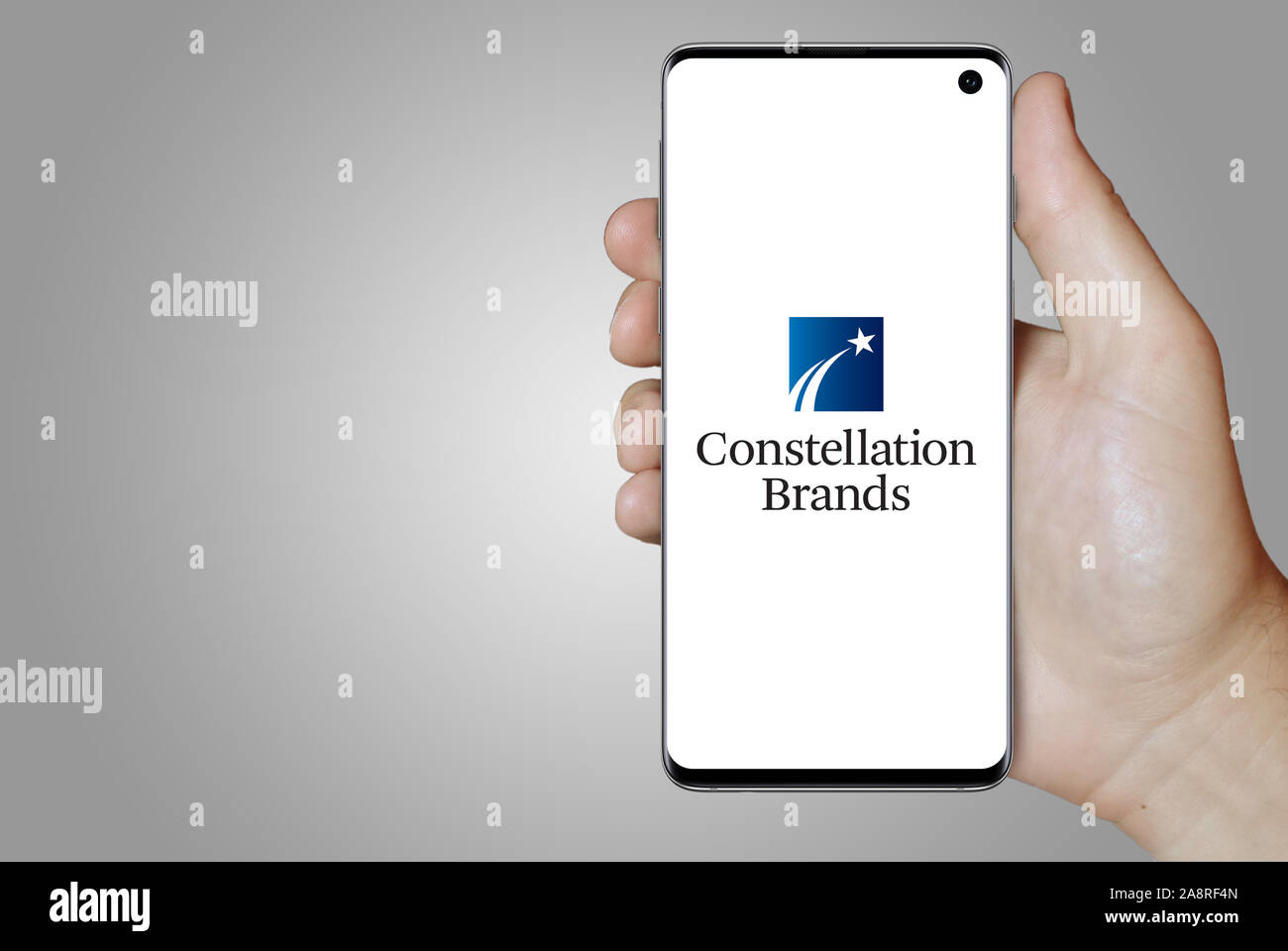 Logo de compagnie publique Constellation Brands affiche sur un smartphone. Fond gris. Credit : PIXDUCE Banque D'Images