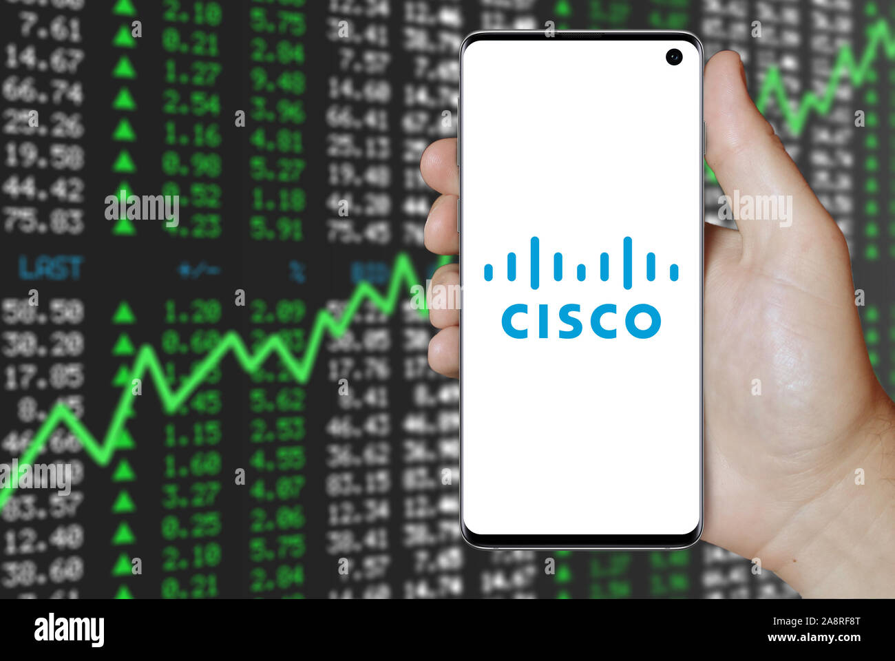 Logo de l'entreprise Cisco Systems public affiché sur un smartphone. Marché des actions positives. Credit : PIXDUCE Banque D'Images
