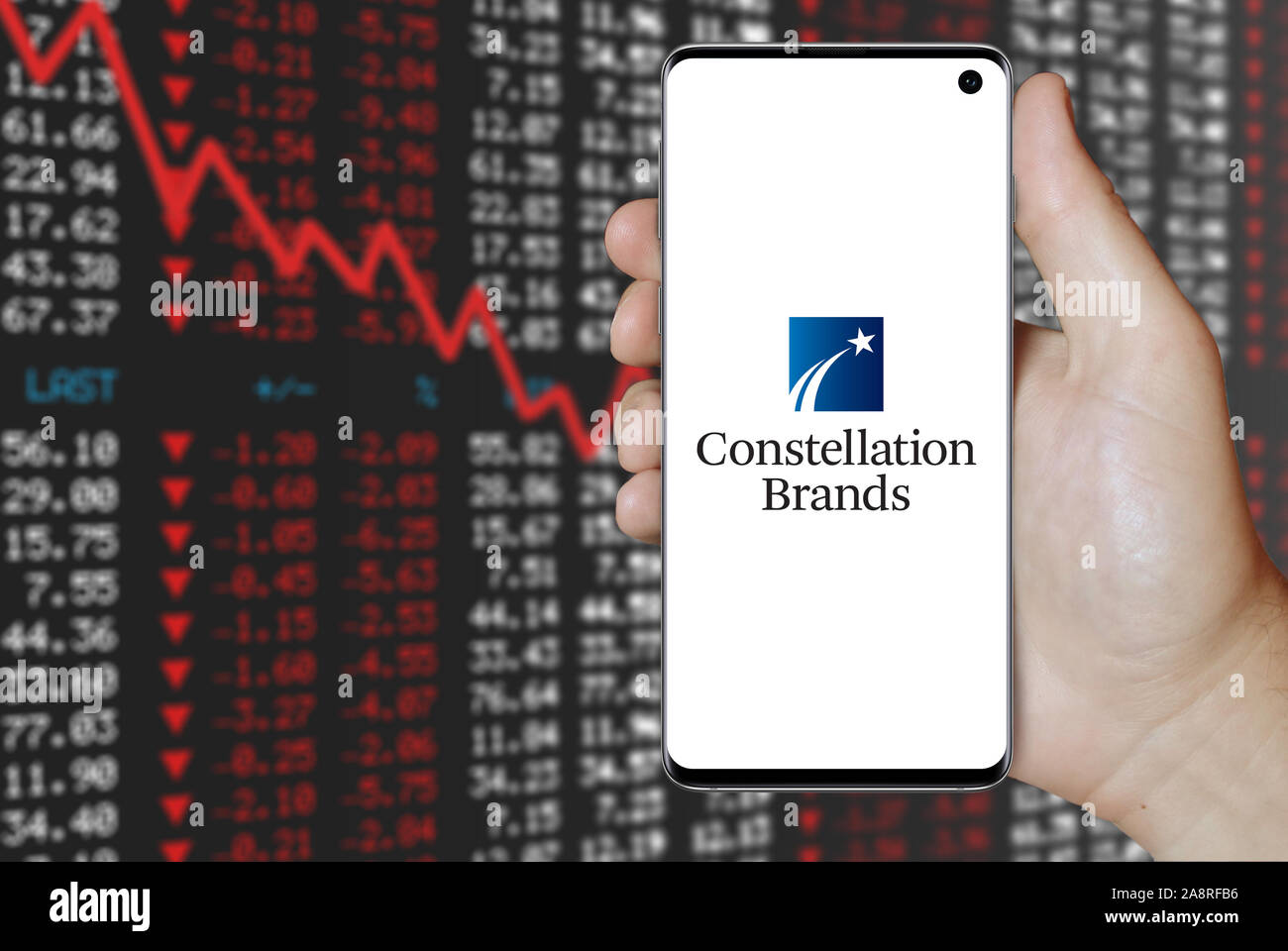 Logo de compagnie publique Constellation Brands affiche sur un smartphone. Contexte du marché boursier négatif. Credit : PIXDUCE Banque D'Images