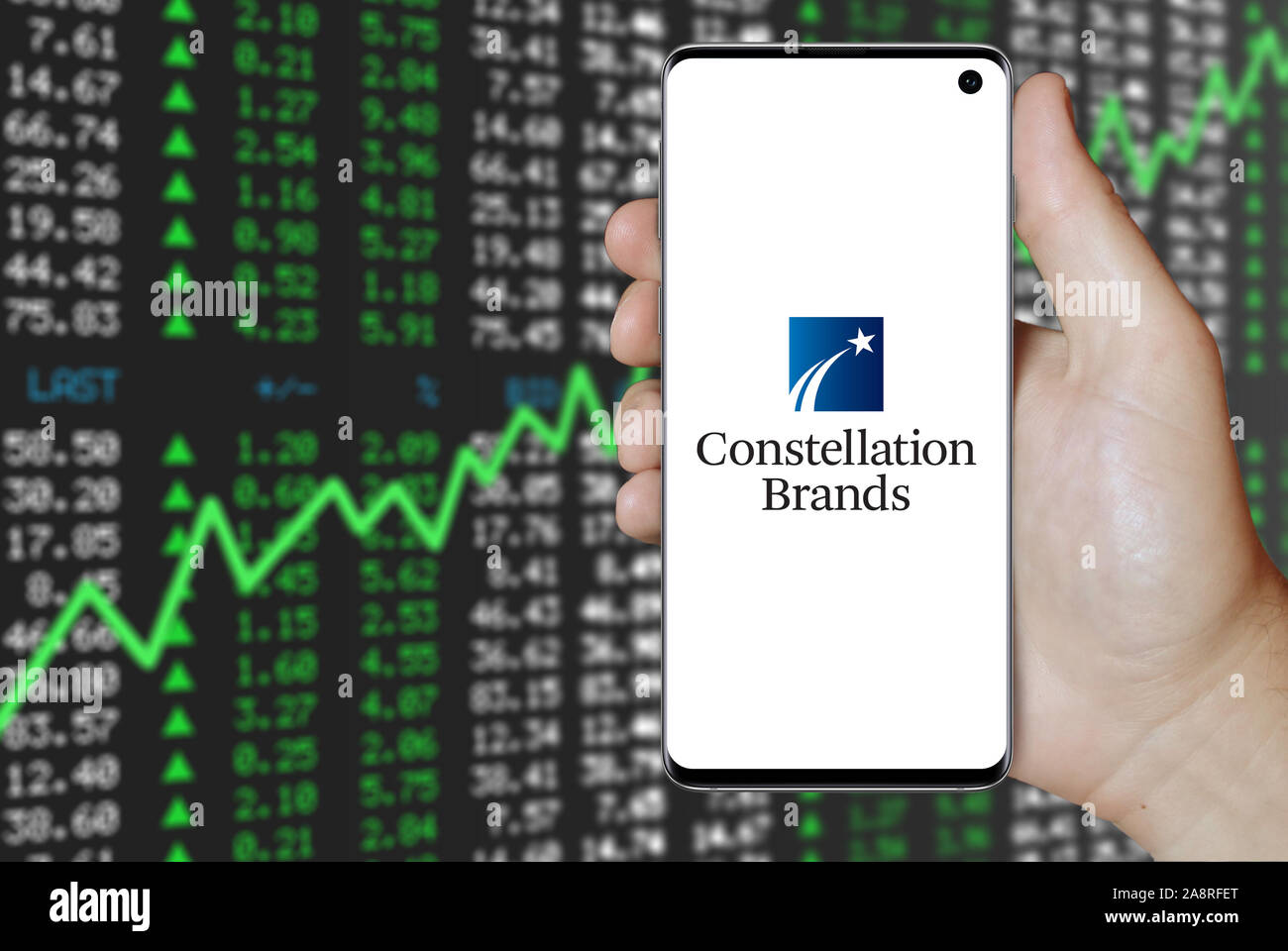 Logo de compagnie publique Constellation Brands affiche sur un smartphone. Marché des actions positives. Credit : PIXDUCE Banque D'Images