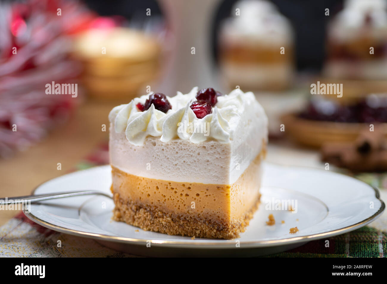 Mousse de citrouille de Noël et cranberry on cake stand, sur une table de fête Banque D'Images