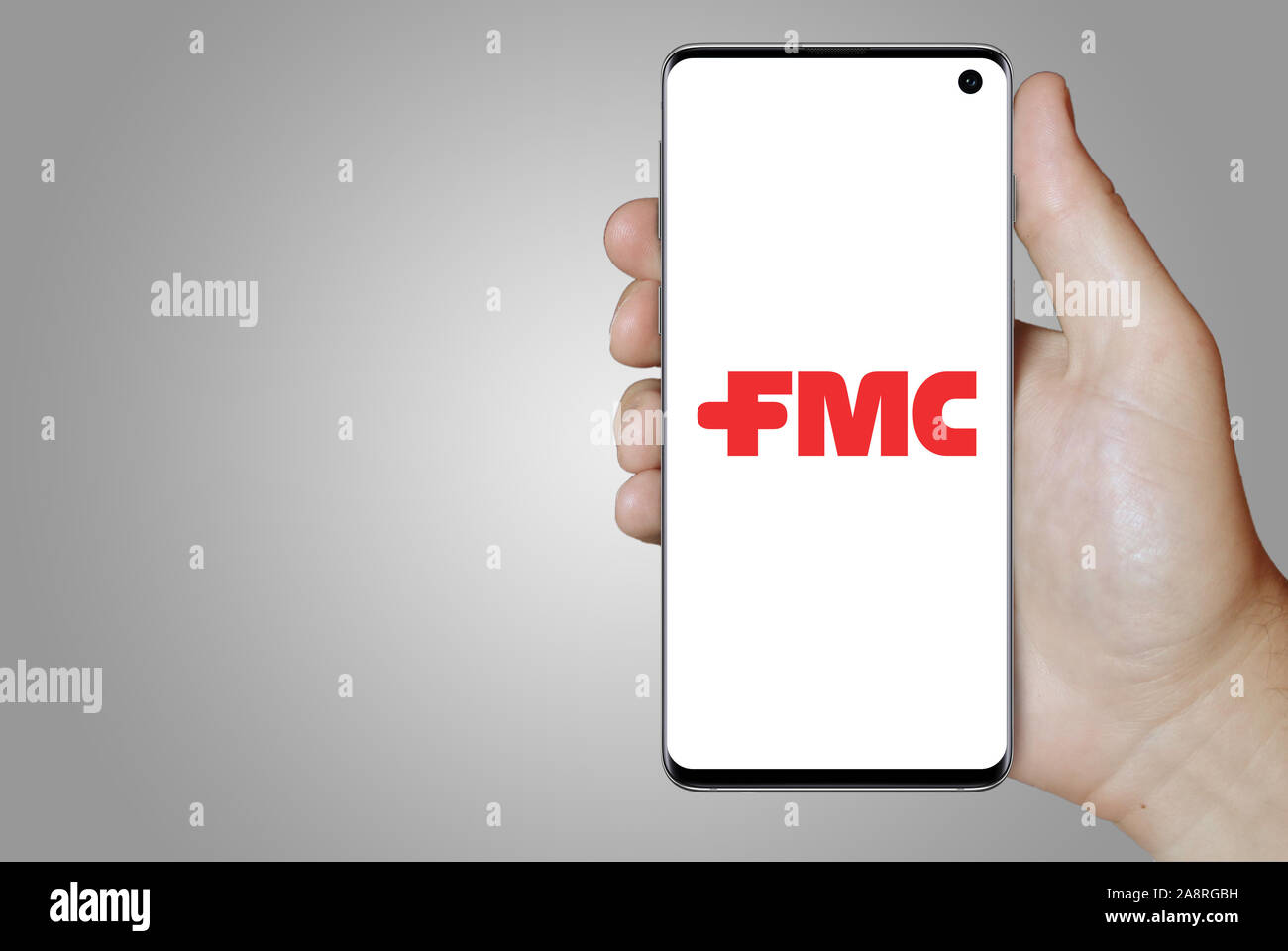 Logo de compagnie publique FMC Corporation affichée sur un smartphone. Fond gris. Credit : PIXDUCE Banque D'Images