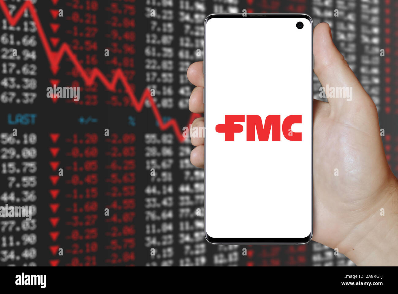 Logo de compagnie publique FMC Corporation affichée sur un smartphone. Contexte du marché boursier négatif. Credit : PIXDUCE Banque D'Images