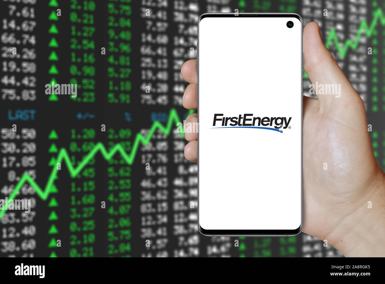 Logo de compagnie publique FirstEnergy Corp affichée sur un smartphone. Marché des actions positives. Credit : PIXDUCE Banque D'Images