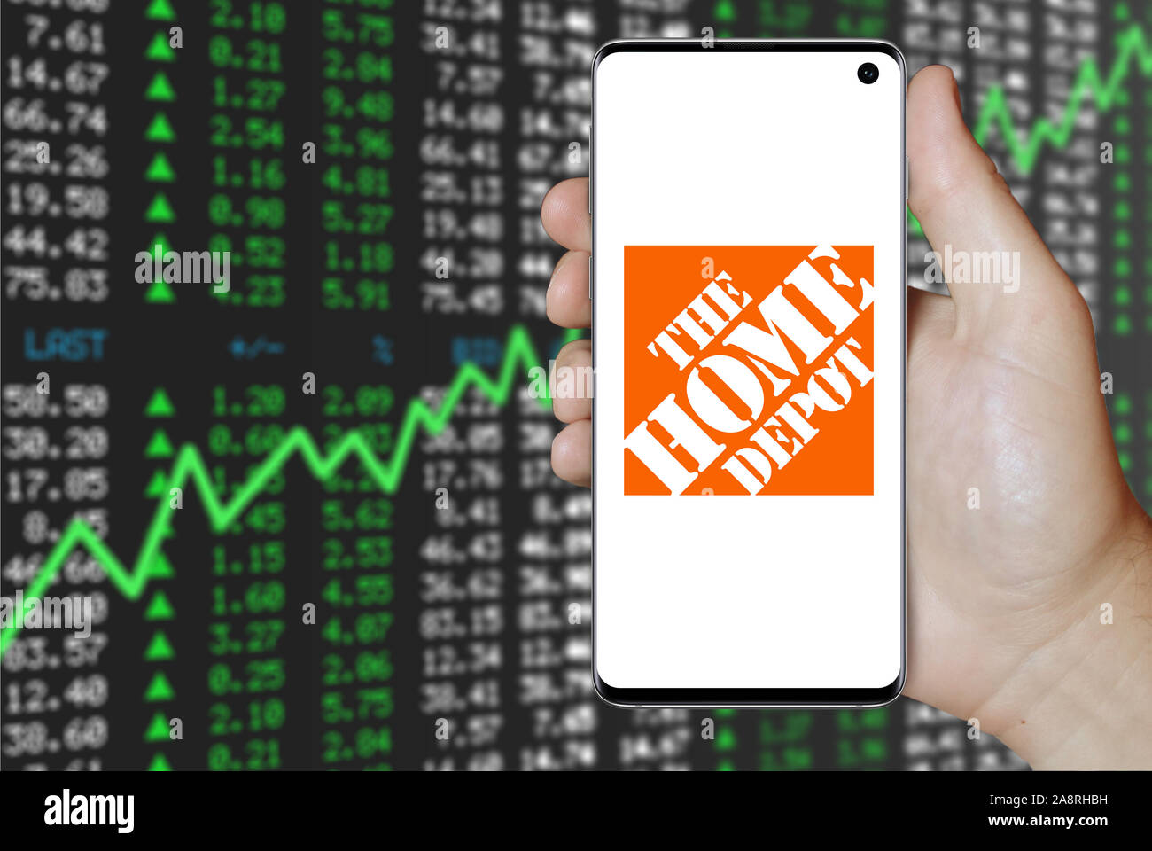 Logo d'entreprise Home Depot public affiché sur un smartphone. Marché des actions positives. Credit : PIXDUCE Banque D'Images