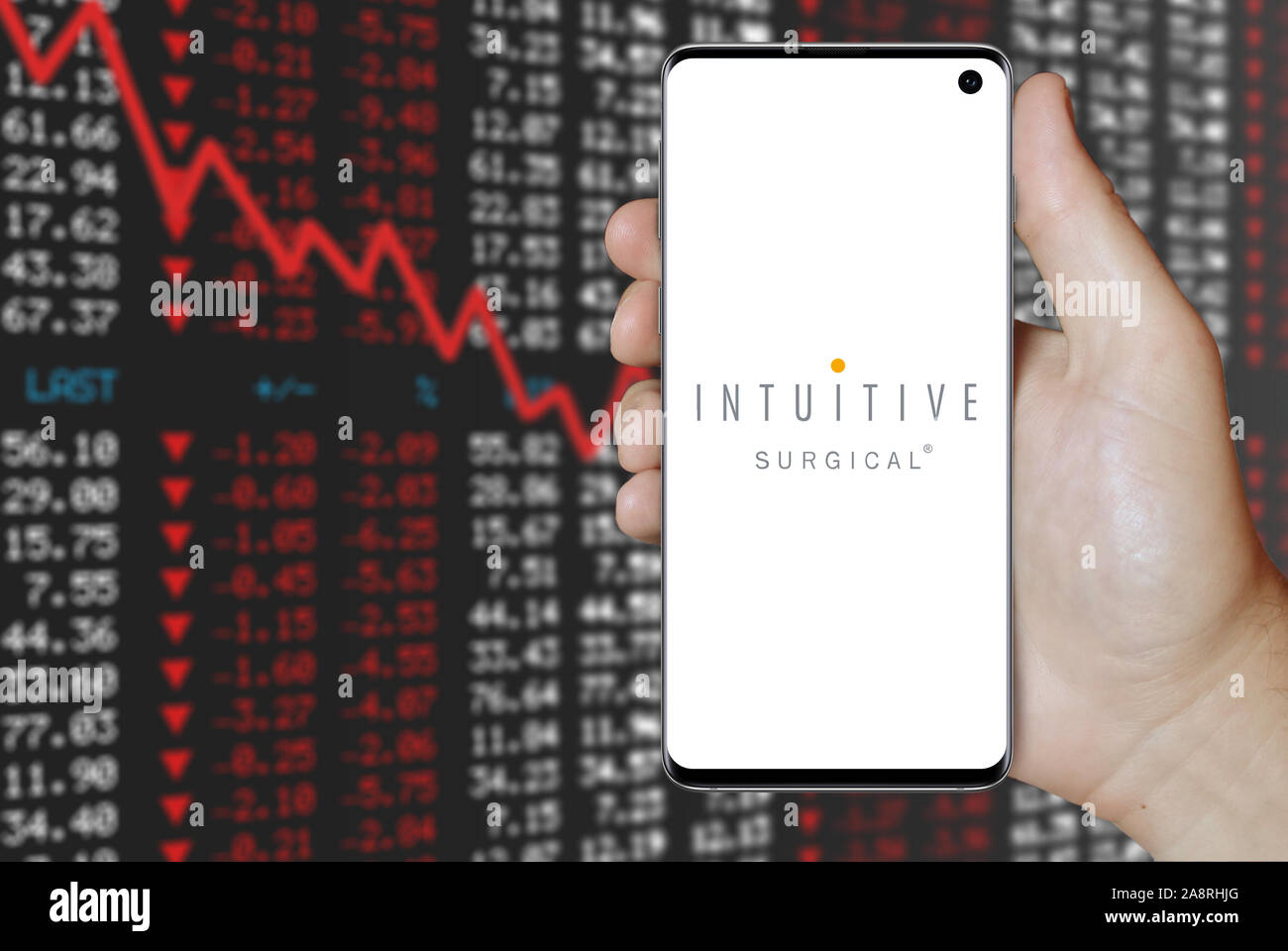 Logo de compagnie publique Intuitive Surgical Inc. affiché sur un smartphone. Contexte du marché boursier négatif. Credit : PIXDUCE Banque D'Images