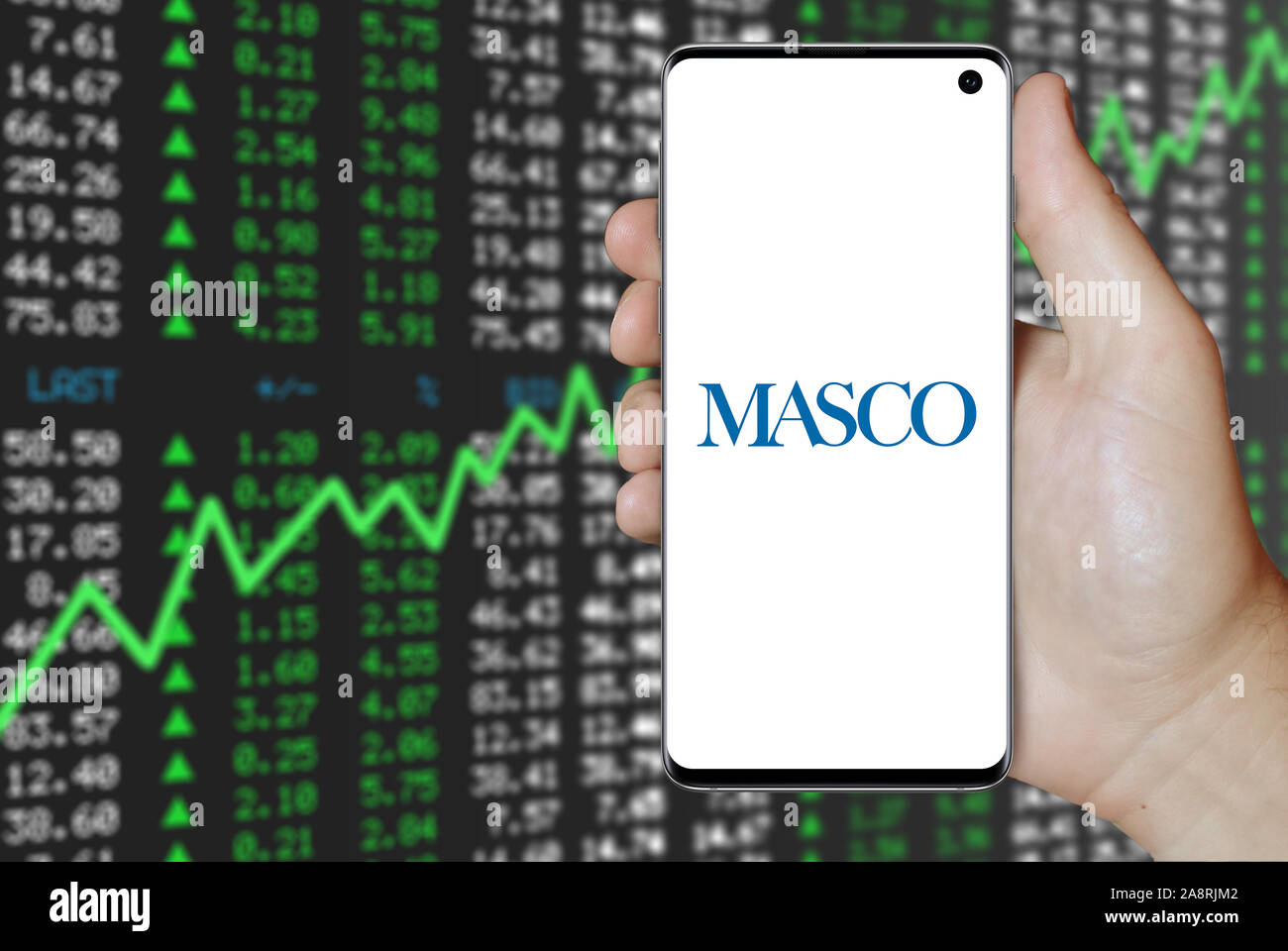 Logo de compagnie publique Masco Corp. affiche sur un smartphone. Marché des actions positives. Credit : PIXDUCE Banque D'Images