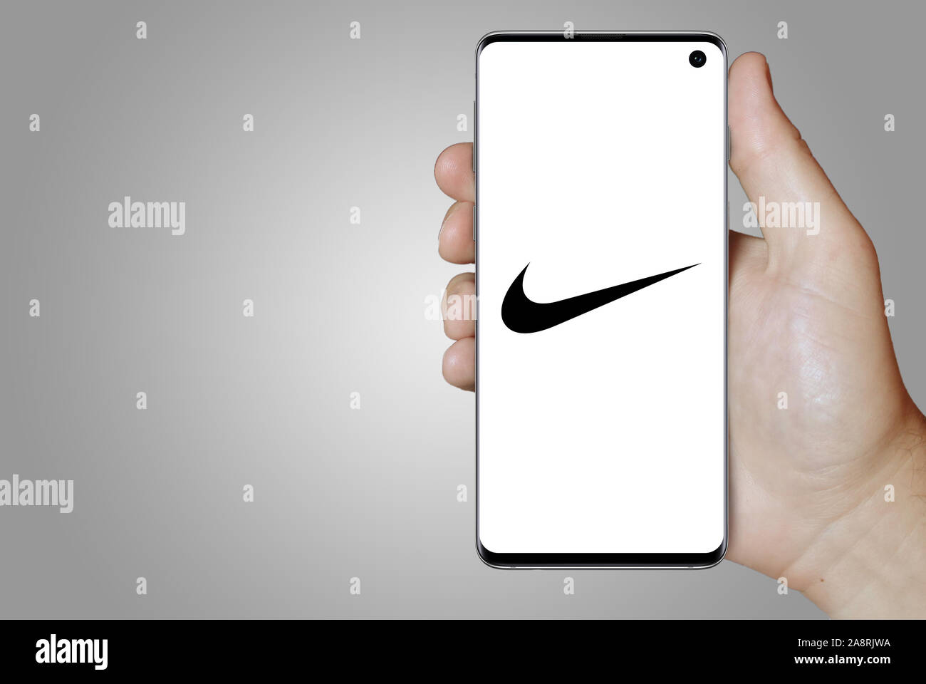 Logo de l'entreprise publique affiche Nike sur un smartphone. Fond gris. Credit : PIXDUCE Banque D'Images