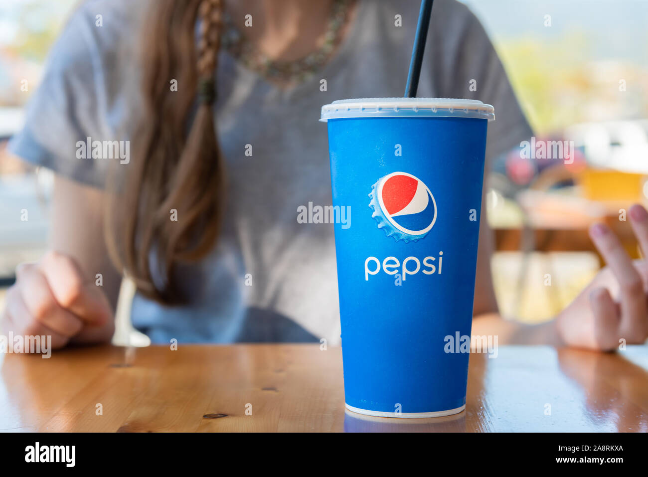 29 août 2019 - Penticton, Colombie-Britannique / Canada - close-up de boissons jetables de marque Pepsi tasse avec couvercle en plastique et de paille en plastique. Banque D'Images