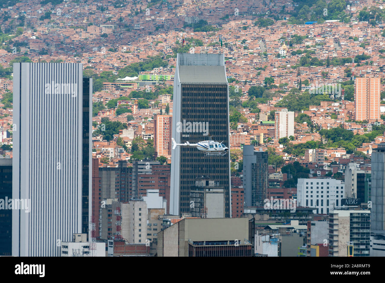 Vol en hélicoptère au centre-ville de Medellin, Colombie. Banque D'Images