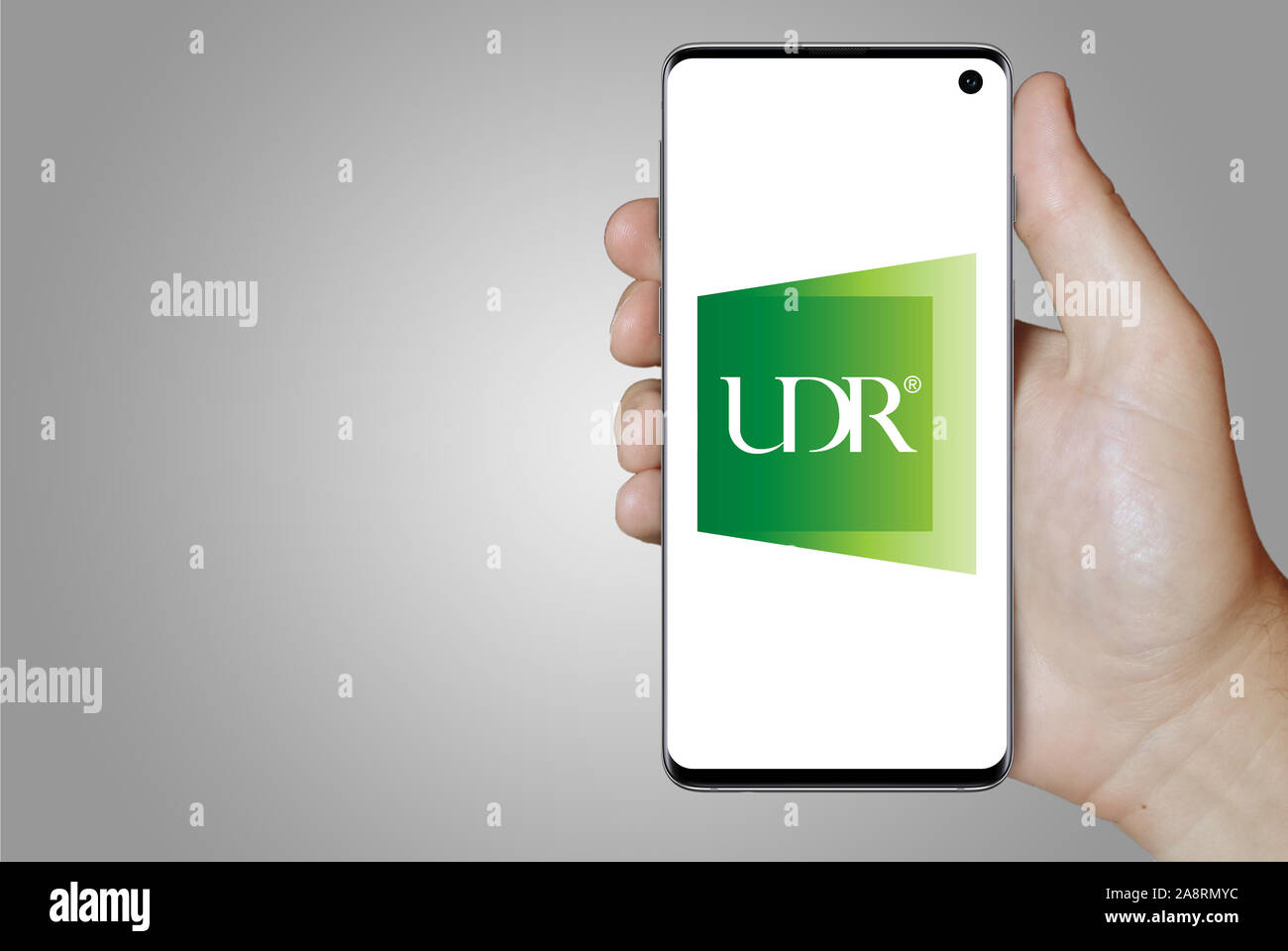 Logo de compagnie publique UDR, Inc. affiché sur un smartphone. Fond gris. Credit : PIXDUCE Banque D'Images