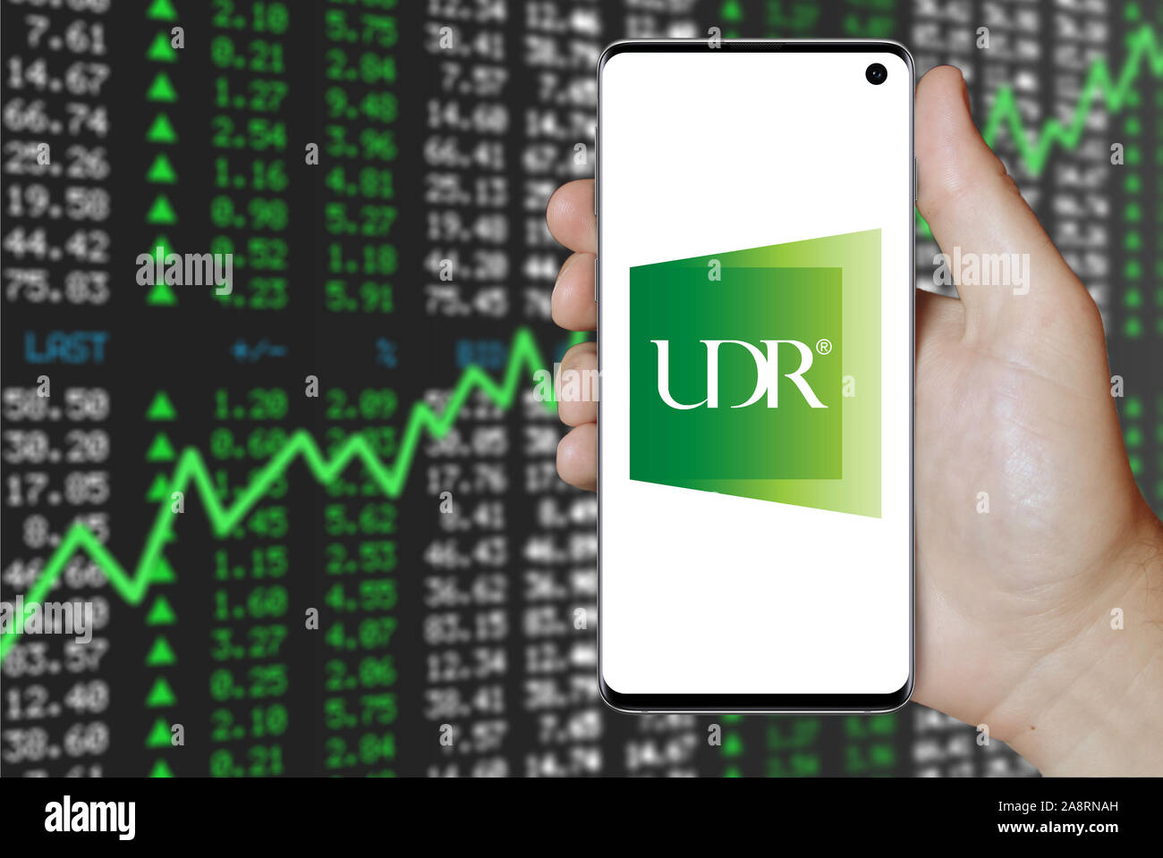 Logo de compagnie publique UDR, Inc. affiché sur un smartphone. Marché des actions positives. Credit : PIXDUCE Banque D'Images