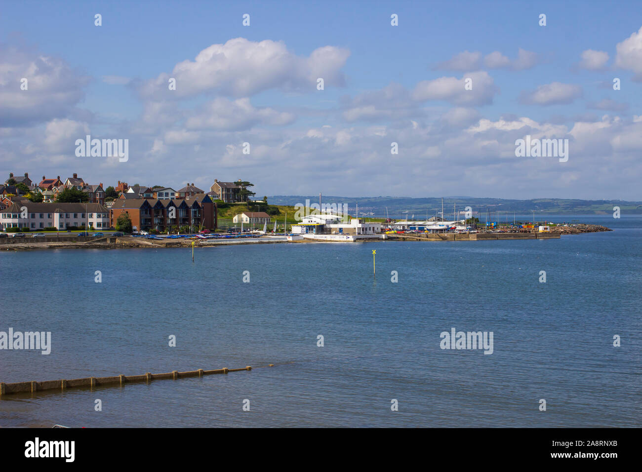 20 août 2019 Ballyholme Yacht Club et les propriétés avoisinantes vu depuis l'Esplanade Bangor Northern Ireland sur une journée fin août Banque D'Images