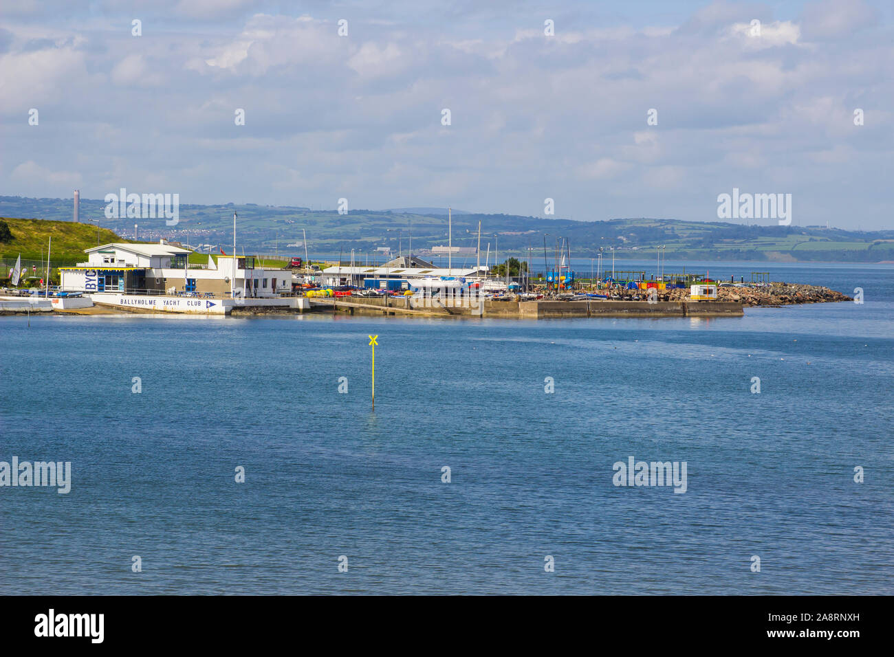 20 août 2019 Ballyholme Yacht Club et les propriétés avoisinantes vu depuis l'Esplanade Bangor Northern Ireland sur une journée fin août Banque D'Images