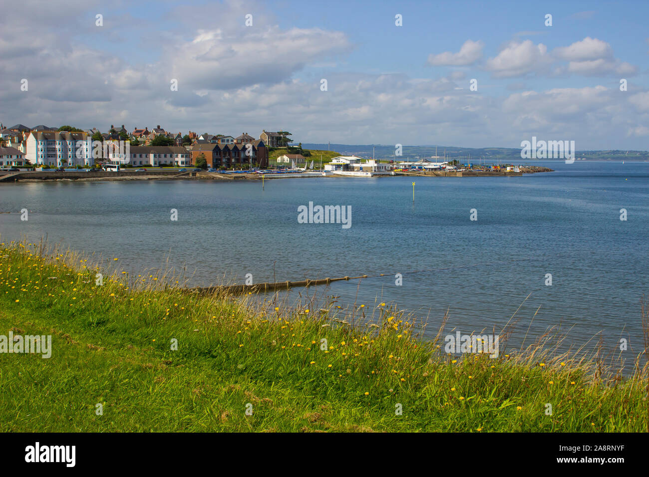 20 août 2019 Ballyholme Yacht Club et les propriétés avoisinantes vu depuis l'Esplanade Bangor Northern Ireland sur une journée fin août Banque D'Images