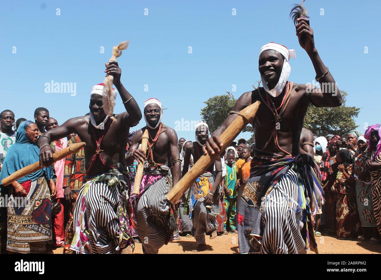 (191110) -- Nikki (Bénin), le 10 novembre 2019 (Xinhua) -- la population locale au cours de la Gaani de danse Festival à Nikki, Bénin, 9 novembre 2019. Les deux jours de festival, des danses tribales traditionnelles et spectacles équestres. C'est le festival le plus important de la population Bariba du Bénin et est conçu pour célébrer la victoire et la joie. (Photo par Zounyekpe Seraphin/Xinhua) Banque D'Images