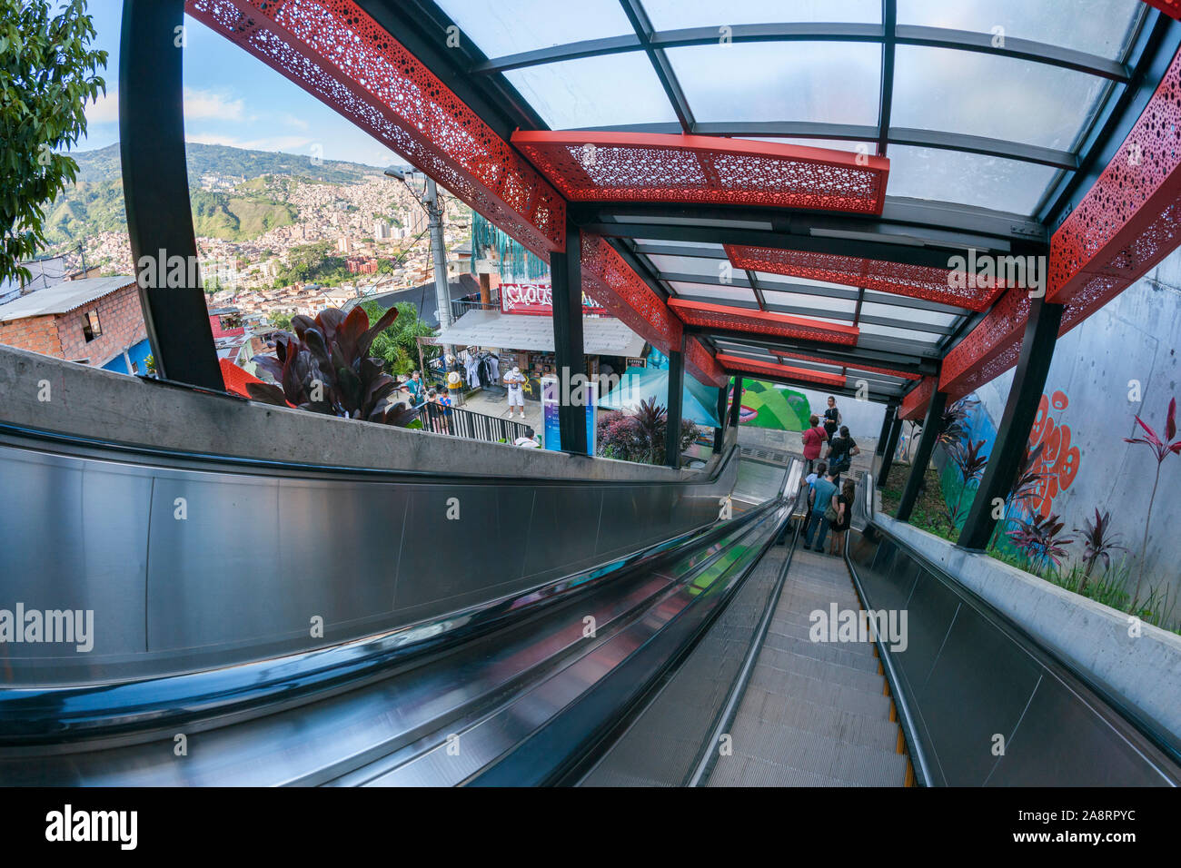 Escaliers mécaniques à San Javier (également connu sous le nom de Comuna 13) dans la ville de Medellin, Colombie. Banque D'Images