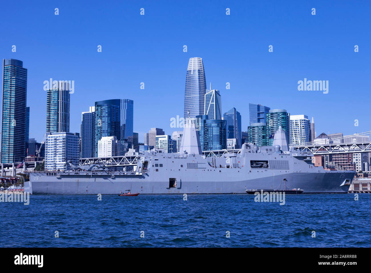 San Antonio-classe de transport amphibie USS dock Somerset (LPD-25) amarré le long du front de mer de San Francisco San Francisco 2019 La Semaine de la flotte. Le Som Banque D'Images