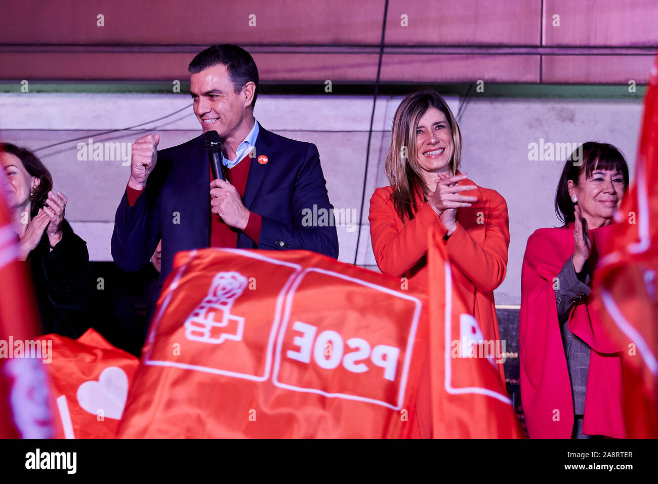 Premier Ministre de l'Espagne, Pedro Sanchez grâce ses partisans qu'ils agitent des drapeaux à l'extérieur du PSOE (Parti Socialiste Ouvrier Espagnol) siège à Madrid.Espagnols aller aux urnes pour élire 350 membres du Parlement européen et 208 sénateurs ce dimanche. Ce sera la 14e élection générale depuis la transition démocratique résultant de la Constitution de 1978. Il y a cinq parties principales : les deux partis traditionnels sont le Partido Popular (Parti du peuple) et le centre-gauche Partido Socialista Obrero Espanol ou PSOE (Parti Socialiste Ouvrier Espagnol), ainsi que des partis de droite Banque D'Images