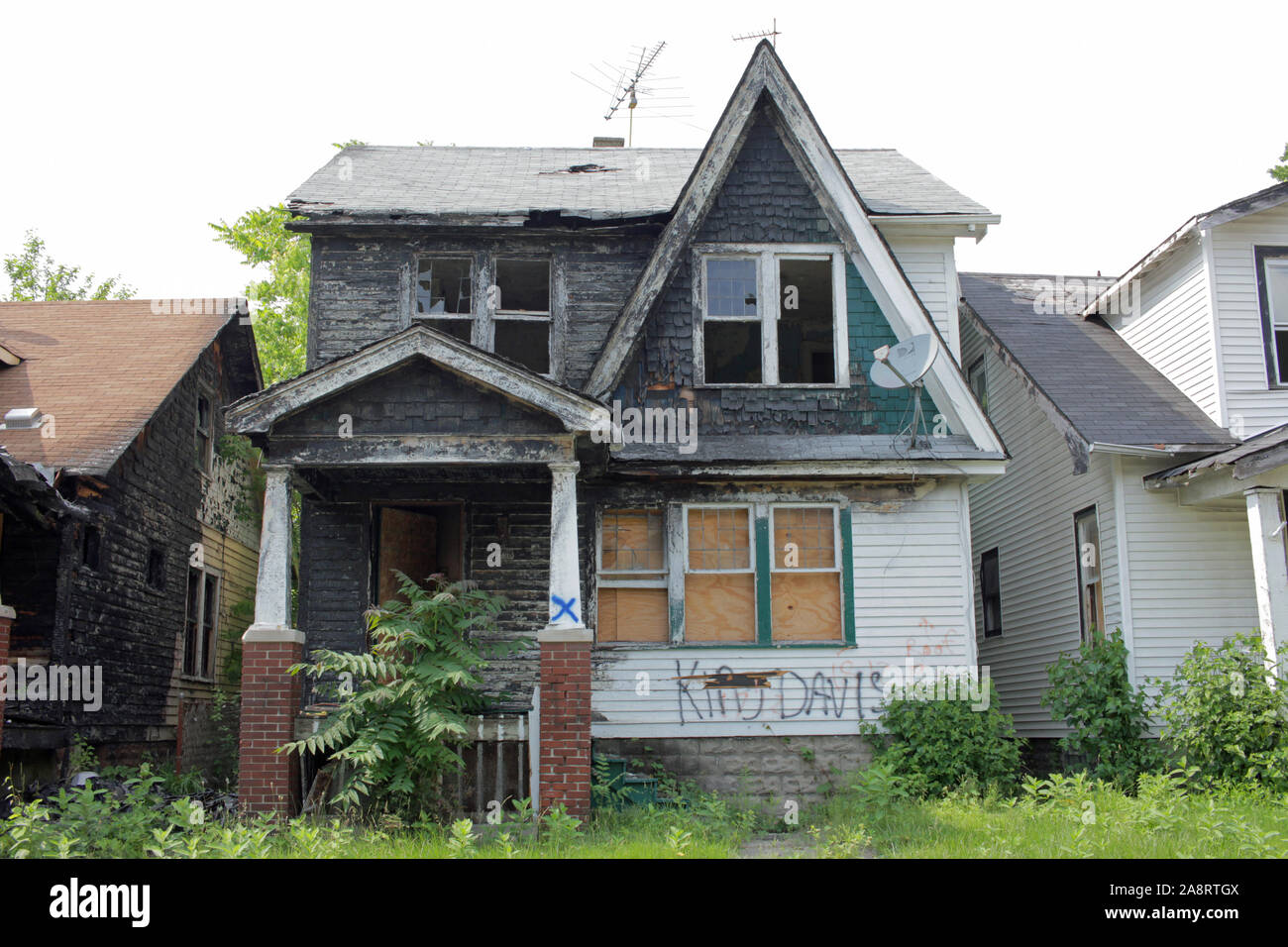 Maisons en ruine avec des graffitis, Detroit, Michigan, USA Banque D'Images