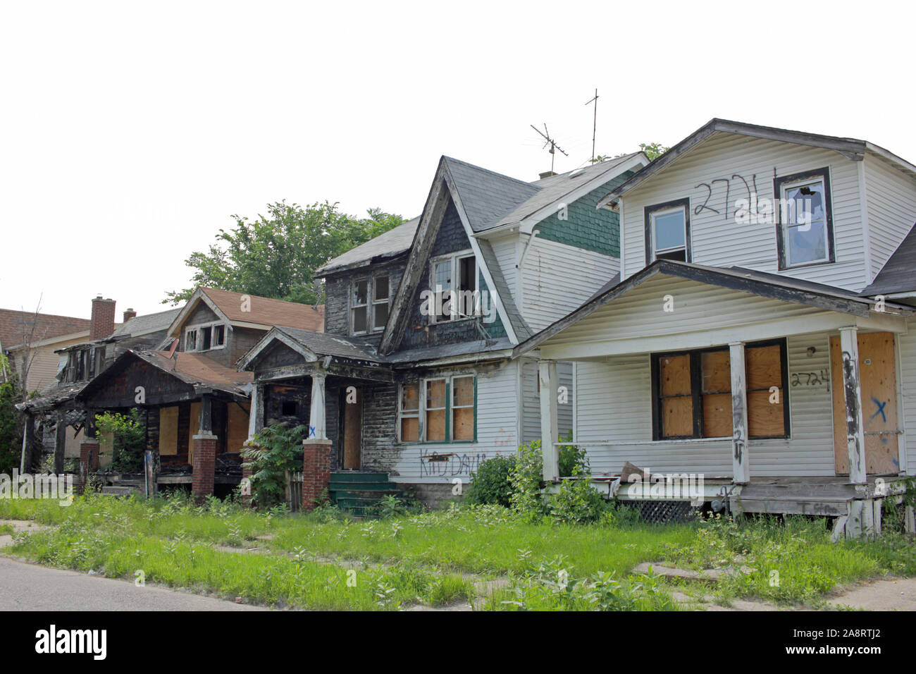 Ruiné et l'incendie des maisons endommagées avec des graffitis, Detroit, Michigan, USA Banque D'Images