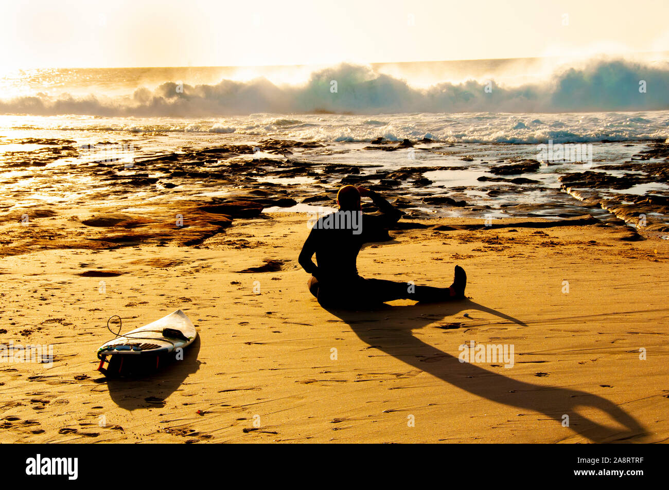 Silhouette surfeur dans Ocean Banque D'Images