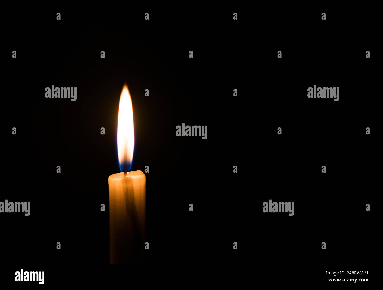 Lumière de bougie flamme. Concept de mémoire, le souvenir, le deuil, le  chagrin, la douleur Photo Stock - Alamy