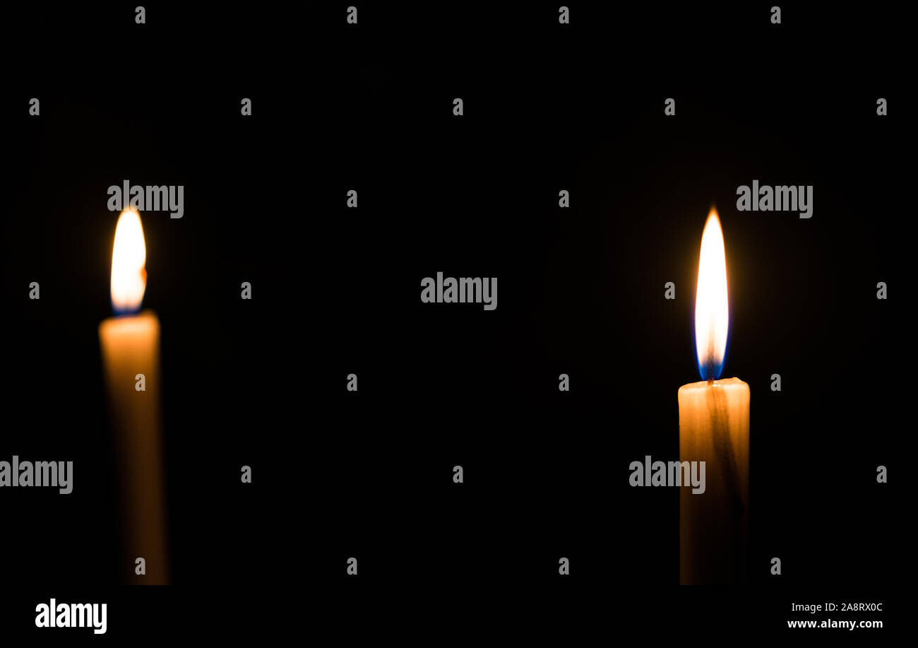 Lumière de bougie flamme. Concept de mémoire, le souvenir, le deuil, le  chagrin, la douleur Photo Stock - Alamy