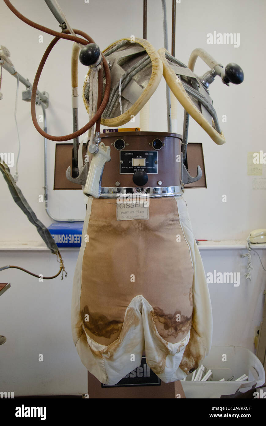 Un pantalon de tension topper dans un service de nettoyage à sec Banque D'Images