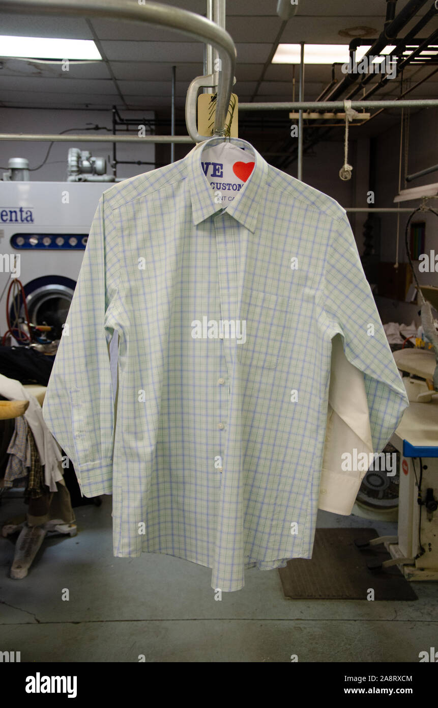 Une chemise sur le rack dans un service de nettoyage à sec Photo Stock -  Alamy