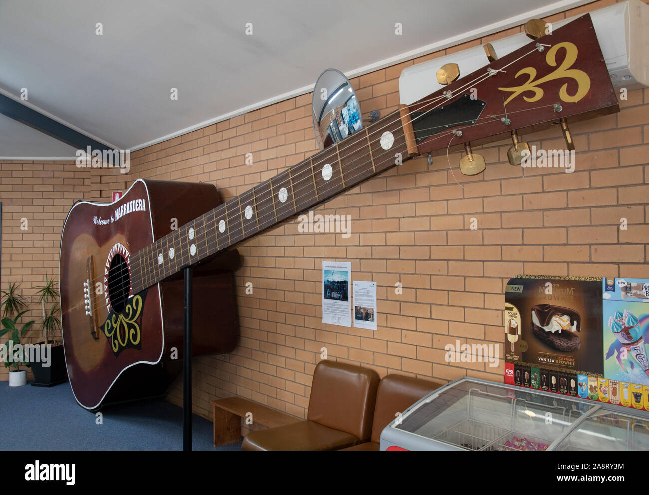Plus grande guitare jouable du monde Banque de photographies et d'images à  haute résolution - Alamy