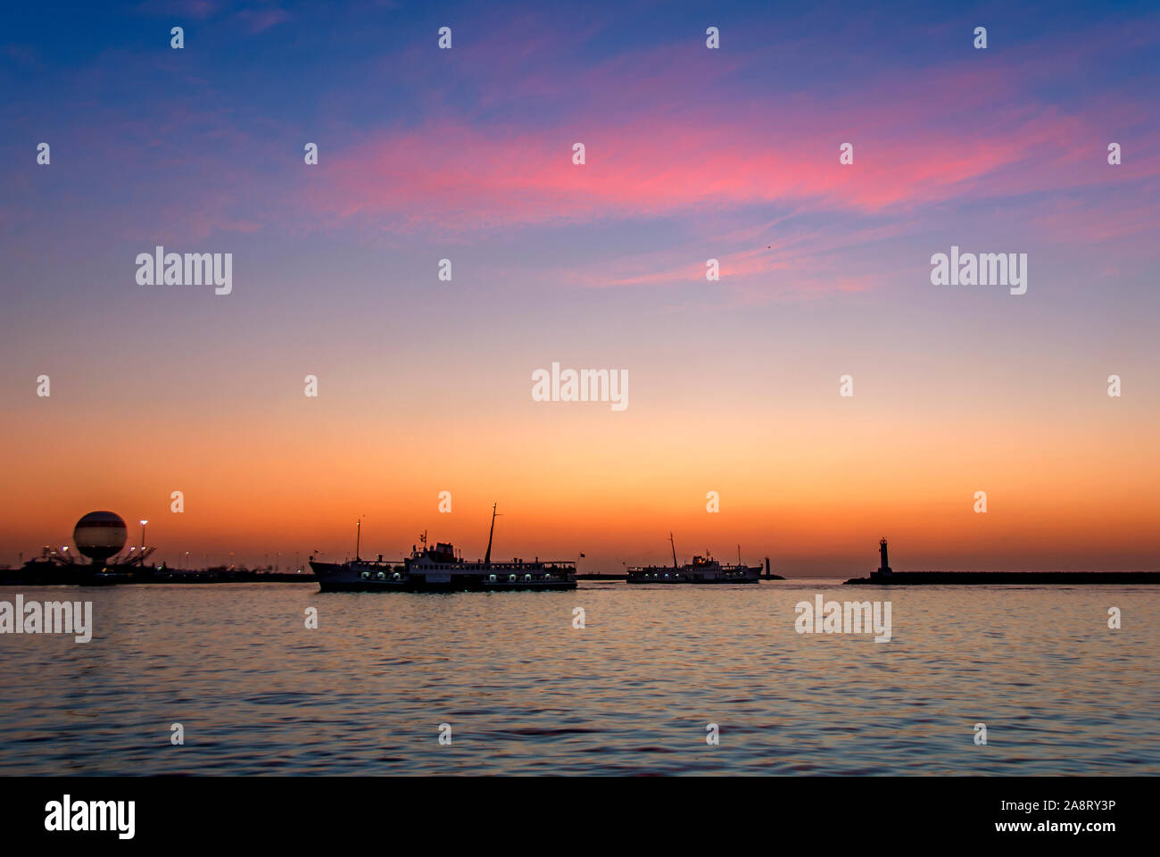 Istanbul, Turquie, 4 janvier 2012 : les lignes de la ville et le coucher du soleil à quartier Kadikoy Banque D'Images