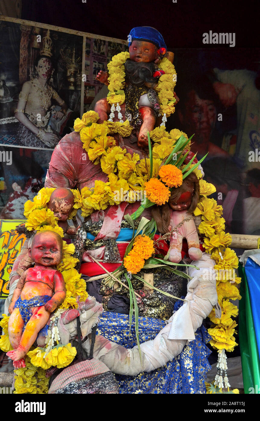 Au cours d'une étrange image contenant trois poupées à une maison hantée à un festival de Loy Krathong à Phang Nga Ville Asie Thaïlande Banque D'Images