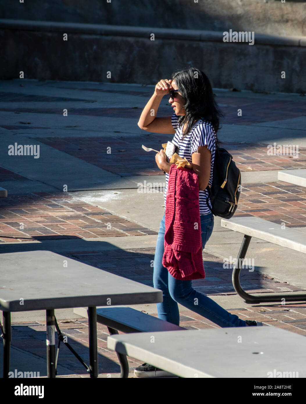 Denver, Colorado - le 9 novembre 2019 : Une jeune femme dans le café de la rue sur Civic Center Plaza à Denver, Colorado. Banque D'Images