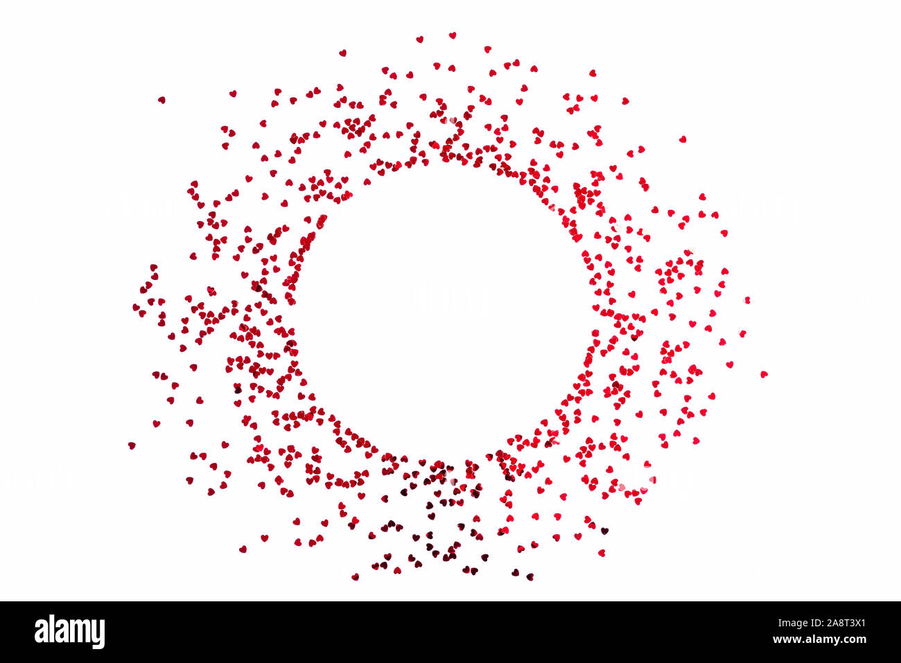 La Saint-Valentin - une trame de fond circulaire de confettis en forme de coeur éparpillés sur fond blanc. Banque D'Images